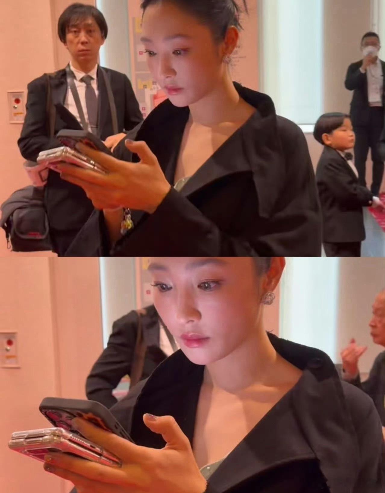 白百何拿三个手机回消息这不是两台手机么？一台 iPhone 一台华为的阔折叠 P
