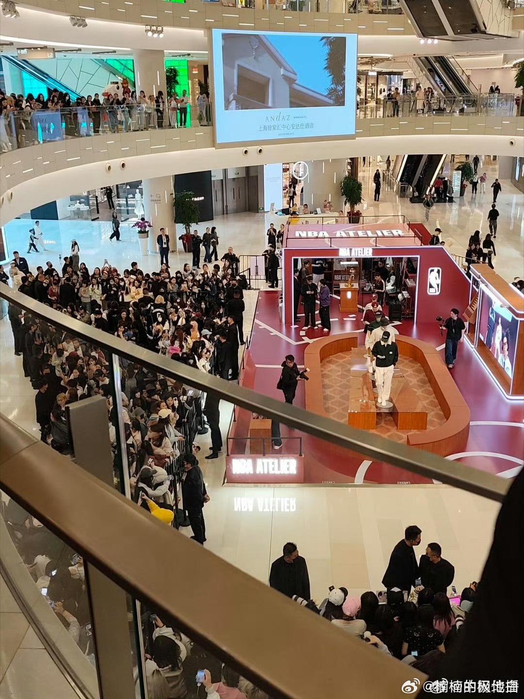 闫桉线下人气闫桉单边耳钉造型剧播收官后首现身线下，闫桉凭借出众外形收获超高热度。