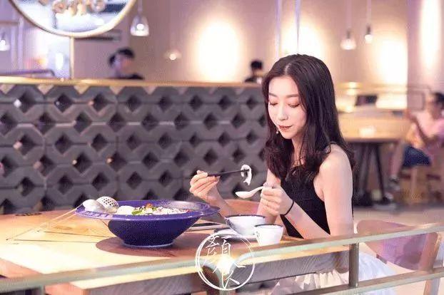 福建大网红“林熙”，打卡和平饭店！
林熙，莆田人，长期在厦门发展，由于在厦门住别