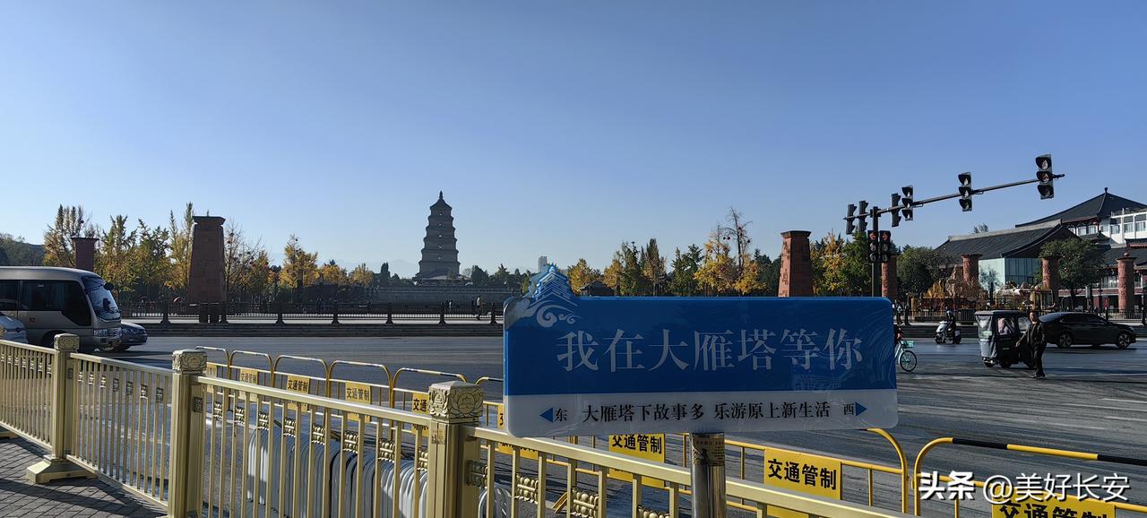长安的雨淅淅沥沥的
婉约如一位幽怨的诗人
正酝酿着愁肠百结的文字
如泣如诉，情绪