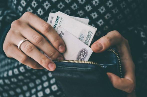 【俄罗斯人比以往任何时候都更加节食。】 彭博社指出，俄罗斯联邦储蓄银行的食品支出