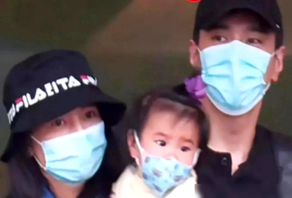 赵又廷高圆圆又上热搜，这次不是撒狗粮，是“拼二胎”。
​
狗仔拍到两人带着5岁女