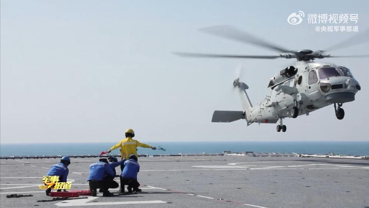 海军新交付的直-20F反潜型直升机在两栖攻击舰上进行飞行训练，包括夜间全天候起降