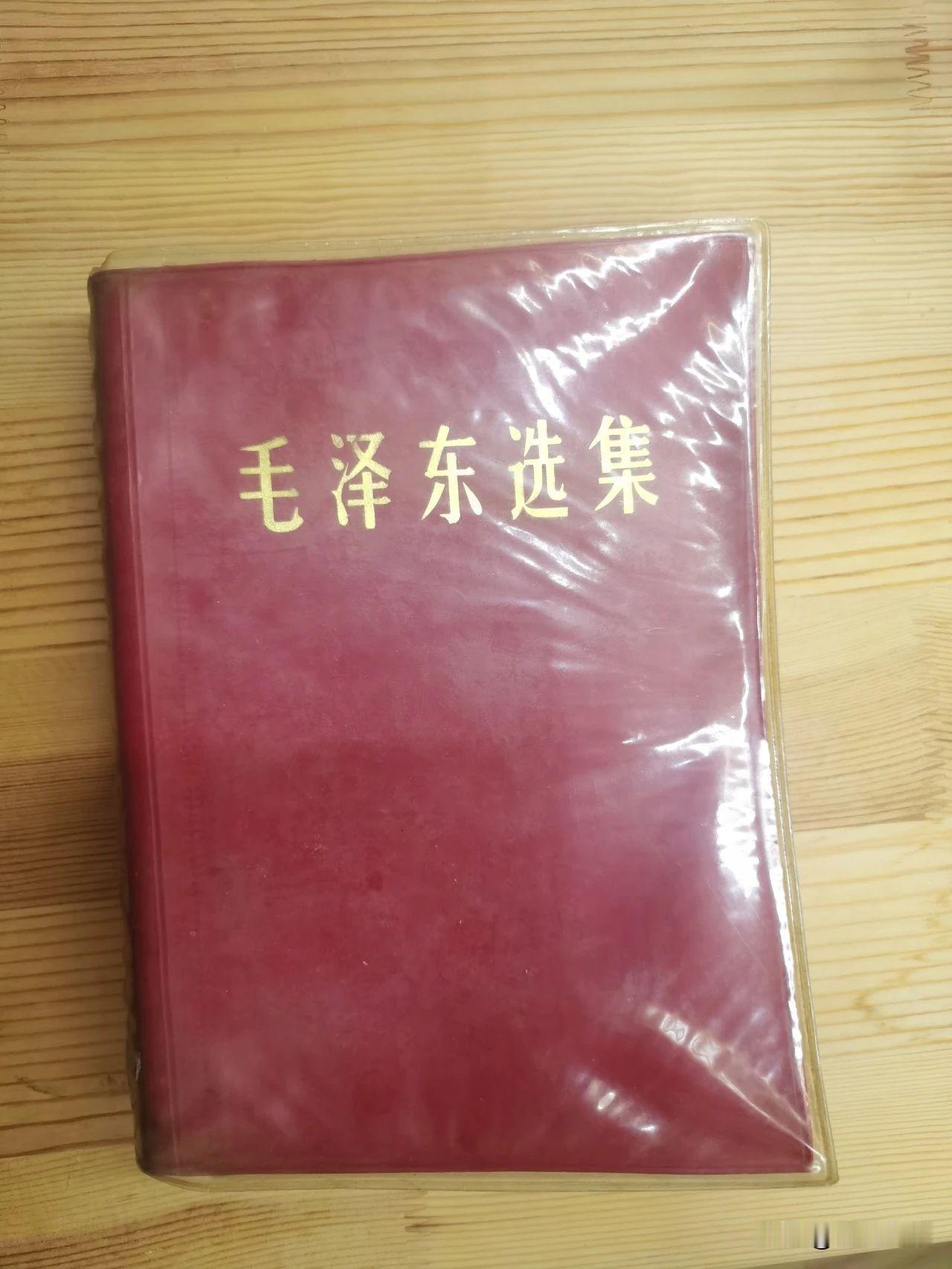 说白了，就是发现课本里的“标准答案”变成了现实生活。
找工作难、加班狠、买房远，
