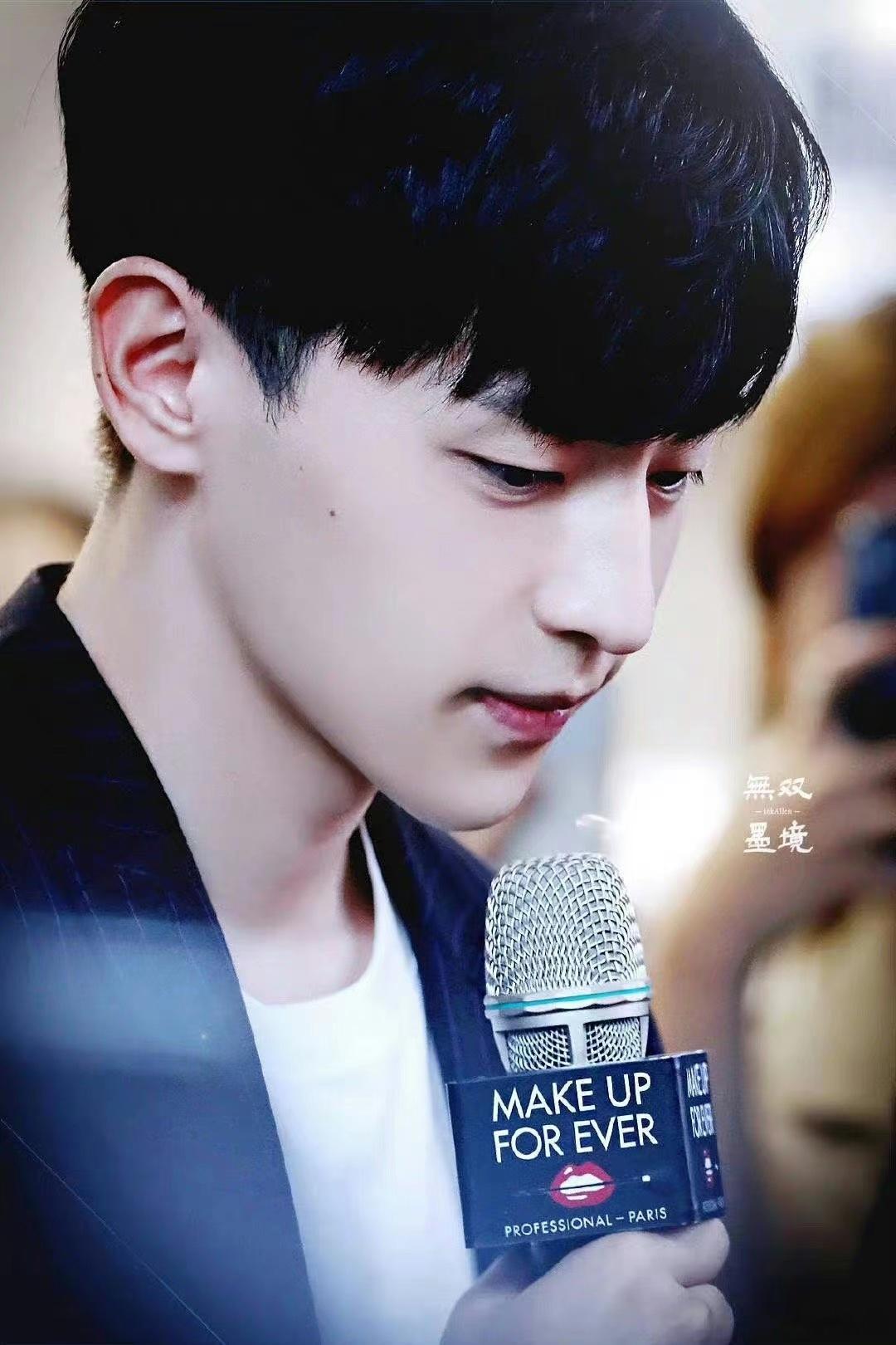 #邓伦# 夜深了，又想说说心里话。宝，自始至终我都以你为傲，以做你的灯芯为荣，一