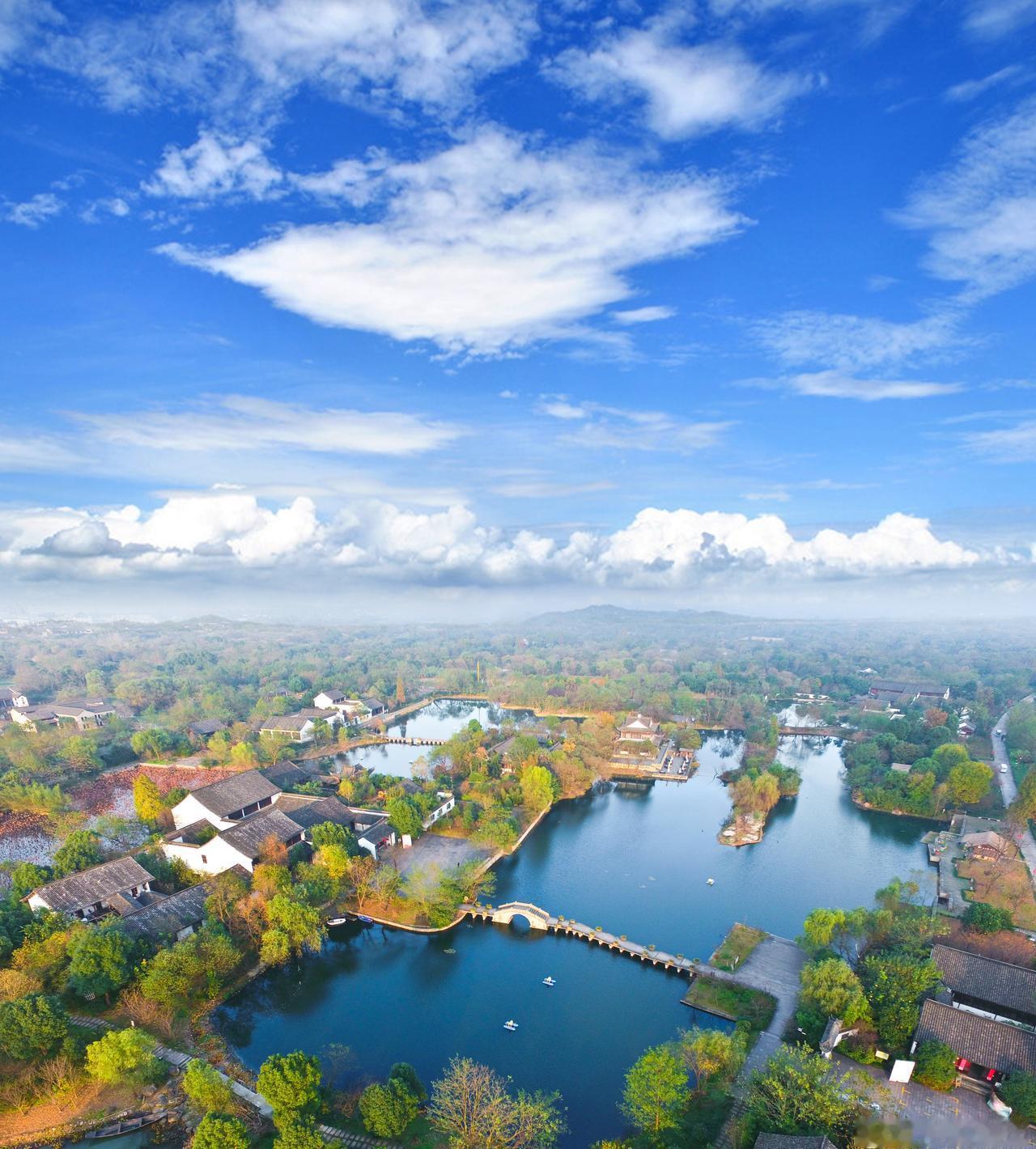 西溪秋夜月如盘，星光洒在水云间，抛开所有的不安，祝你一夜好眠，醒来笑开颜，晚安！