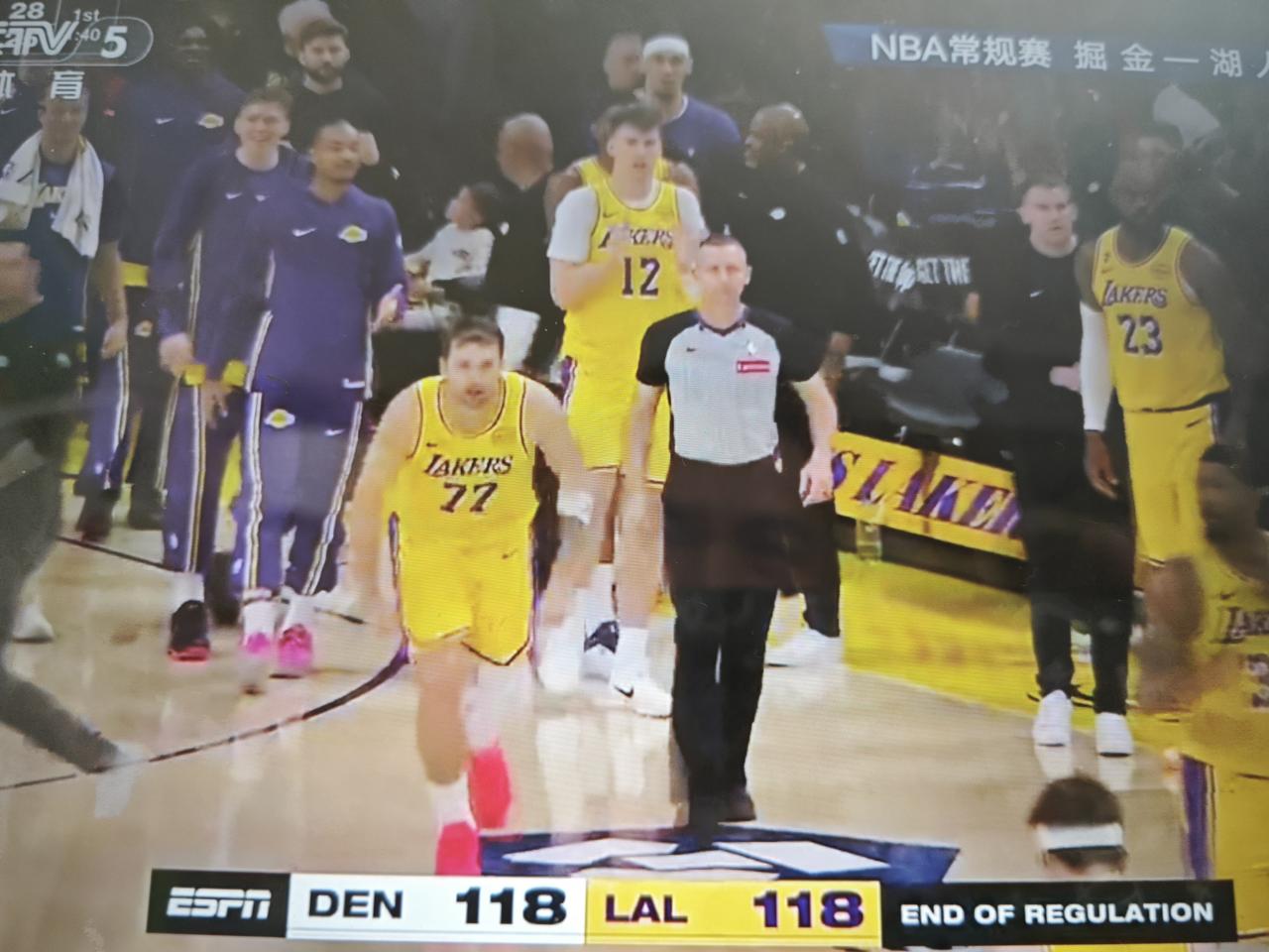 里夫斯又来神来之笔，最后一个罚球，自罚自抢自投，抢了3分，最后读秒把湖人从生死边