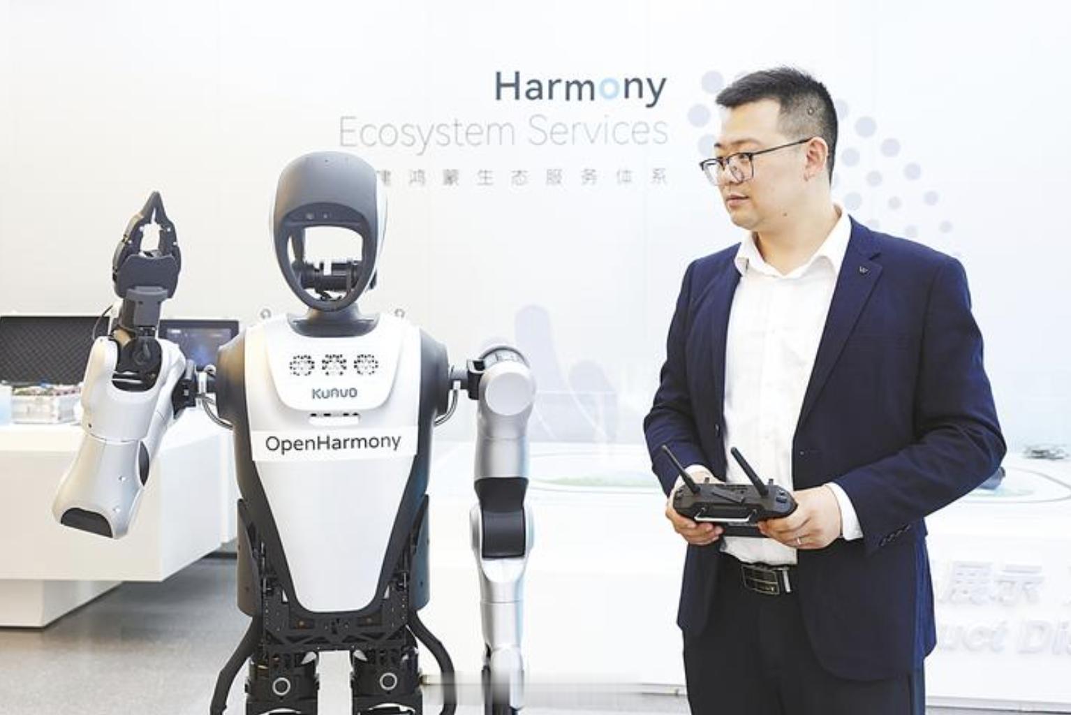 据中国光谷消息，鸿蒙生态（武汉）创新中心的智慧展厅，国内首款搭载开源鸿蒙系统的机