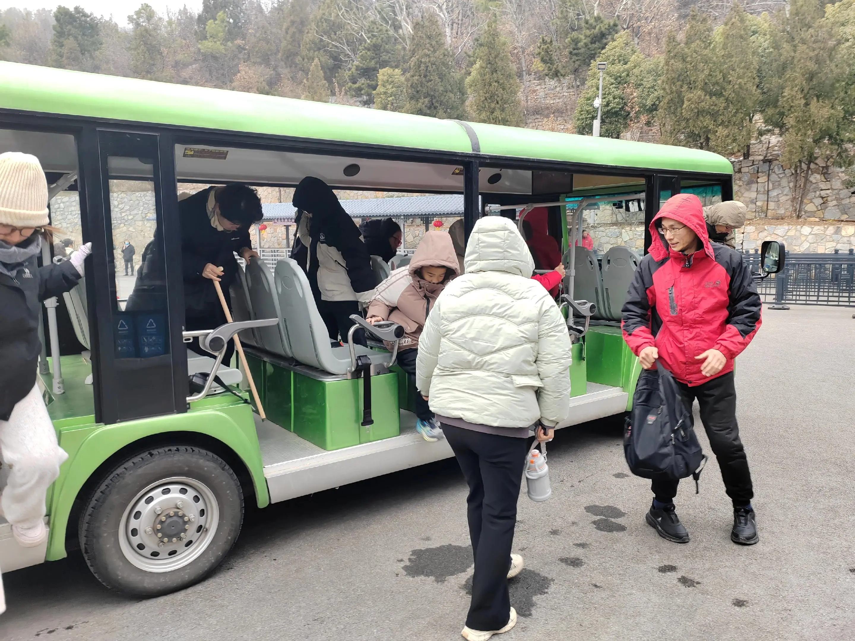 大年初五，中岳嵩山景区电瓶车竟然敞篷。大年初五临时起意去登中岳嵩山，到...