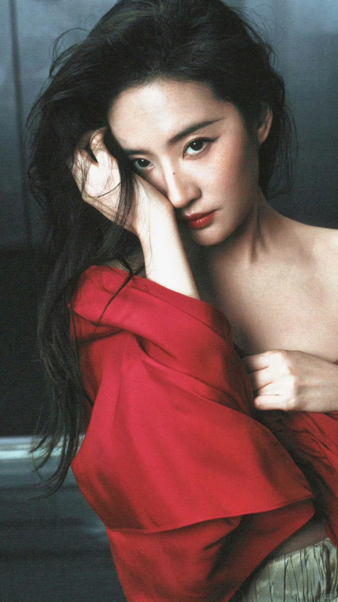 刘亦菲，恰似热烈红玫瑰🌹 她眉眼藏着故事，红唇绽着明艳，一袭红衣，是肆意盛放的