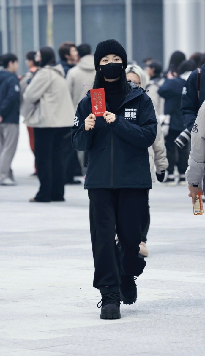 吴谨言重生之门源起冷帽造型吴谨言重生之门源起开机吴谨言冷帽造型太酷了 