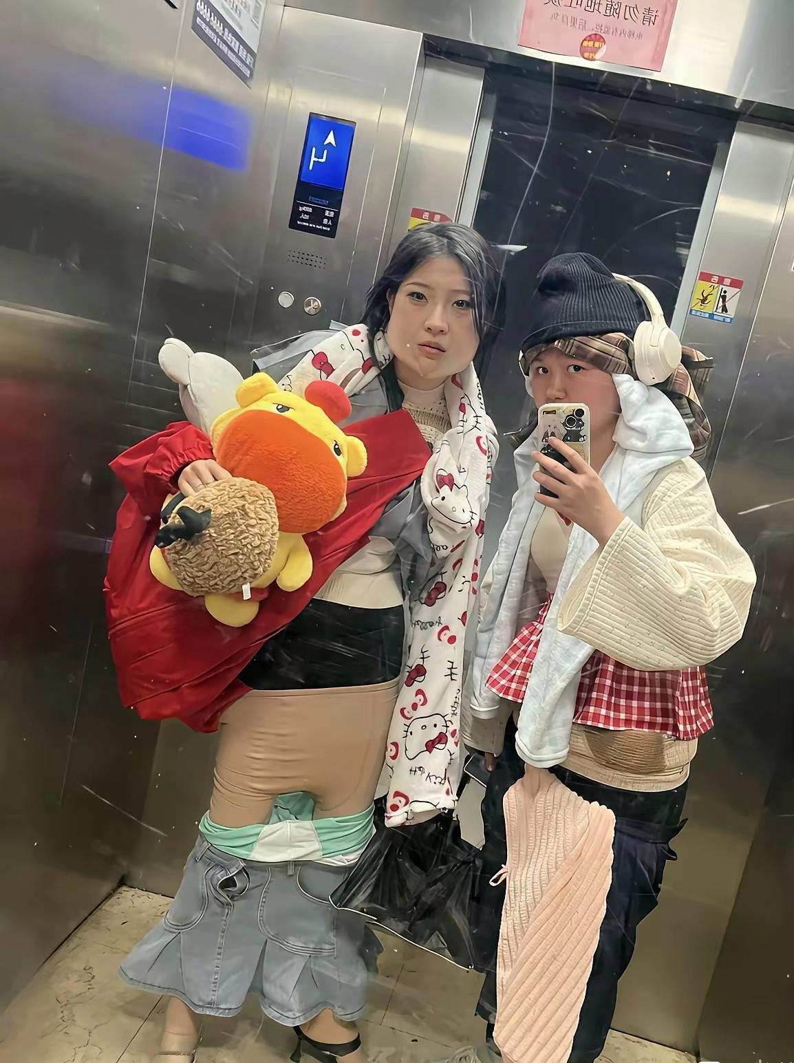 唉呀妈呀，两个姑娘穿着打扮太奇葩了！[祈祷][玫瑰][捂脸]

电梯里走出两个姑