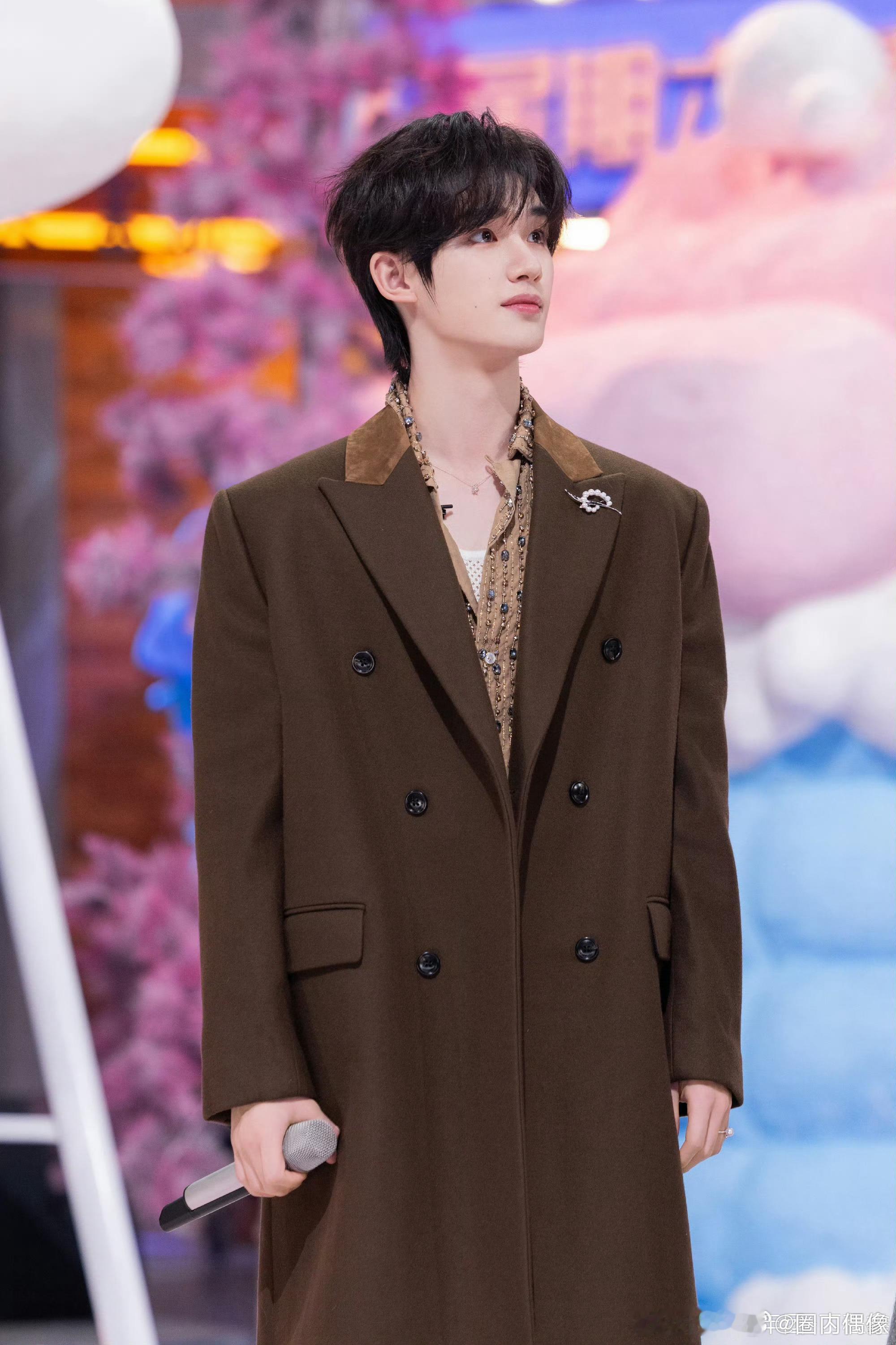丁程鑫好六街ootd 丁程鑫好六街ootd，棕色皮衣造型帅气十足，小说男主照进现