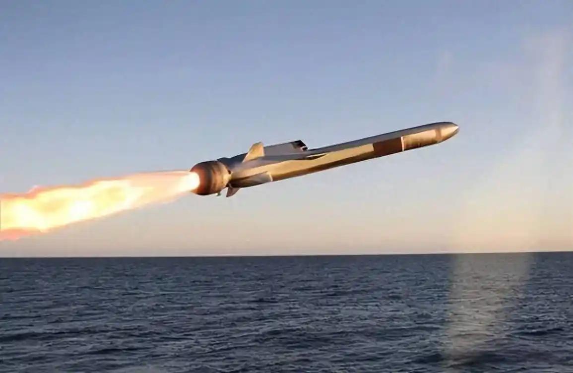 快讯！
狠人话不多！
俄罗斯够狠，一声不吭，把军舰开到千岛群岛附近，直接实弹试射