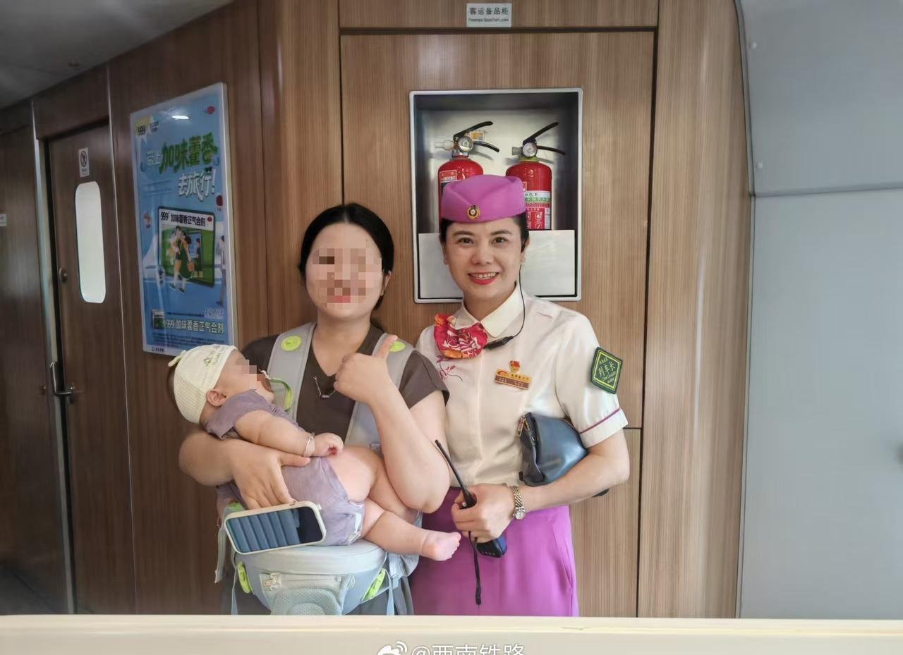 近日，由自贡开往武汉方向的D368次列车在成都东站迎来一位重点旅客，列车工作人员