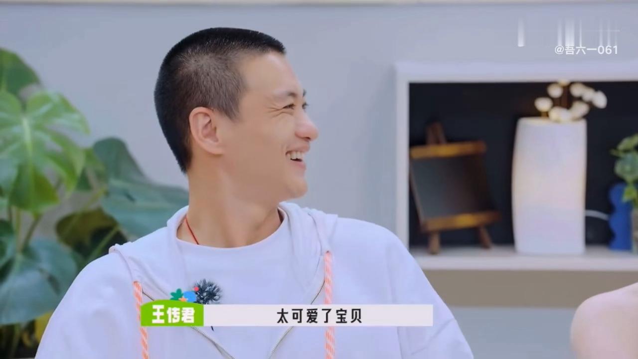 周哥每次都笑得一脸宠哈哈哈哈哈哈 