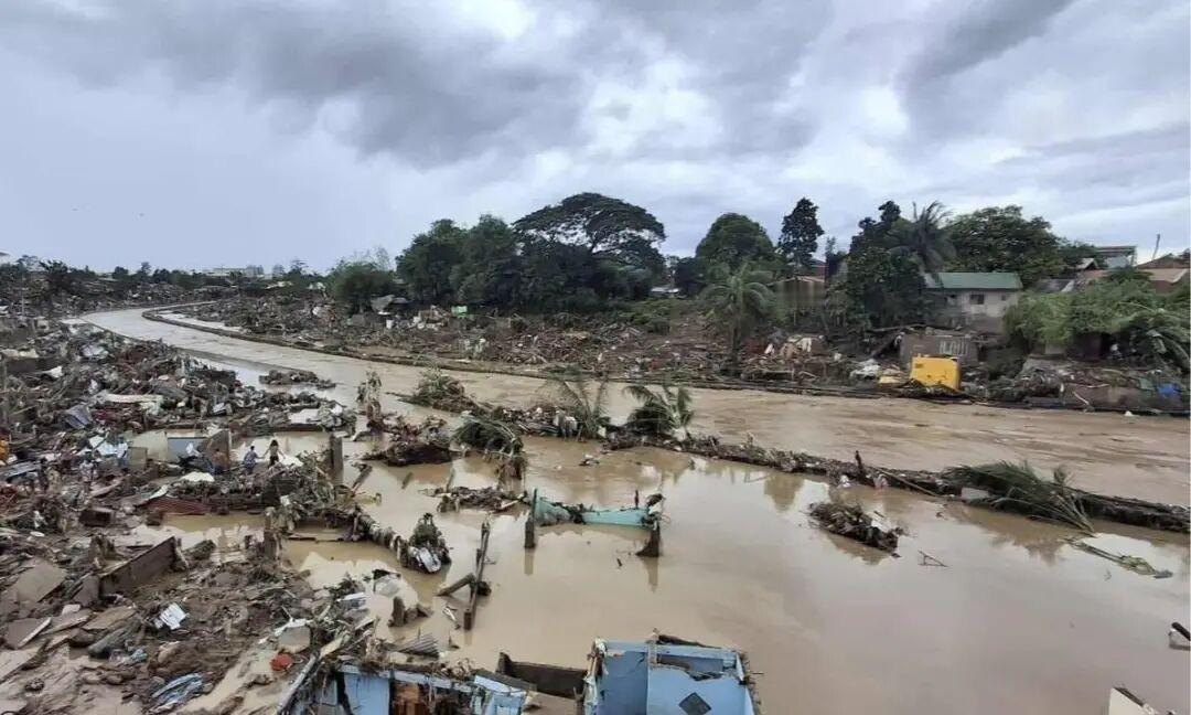 台风“海鸥”横扫菲律宾：房屋被冲垮、百万人生计无着，谁在真帮忙？
 
菲律宾的洪
