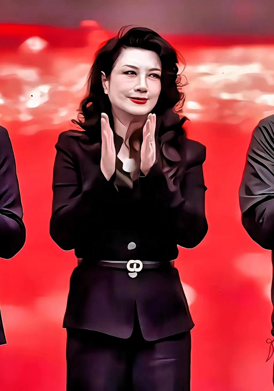 艾玛！看了半天也没认出来这美女是谁，这妆画的太浓了吧。
 
一身黑色套装，端庄大