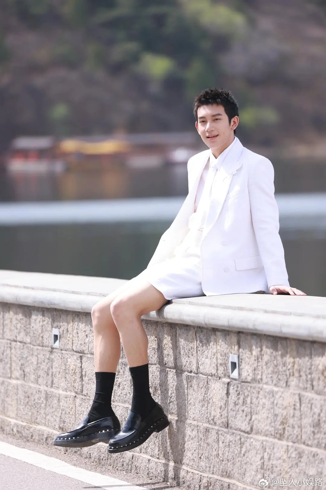 天呐 谁能看懂这个穿搭 