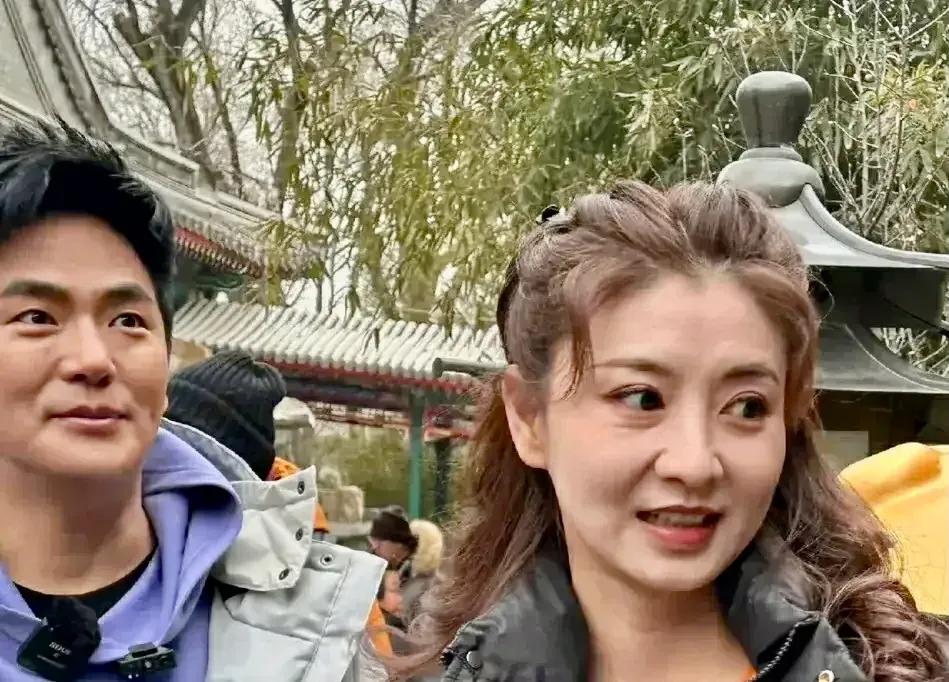 眉庄比温太医小8岁！
相差8岁！
温太医英俊潇洒，眉庄自然美！

人呀在衰老的道