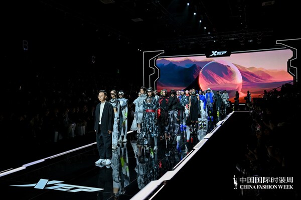 特步 "昼・夜" 概念秀：以昼夜为序，定义都市女性未来运动新美学