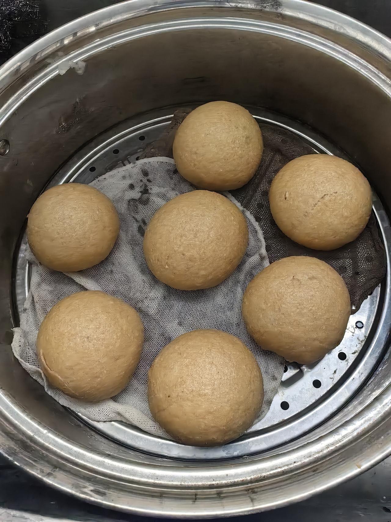 主要是这个面粉里麸皮的含量比较高
尝了一下，口感还可以。
如果再软一点就更好了。