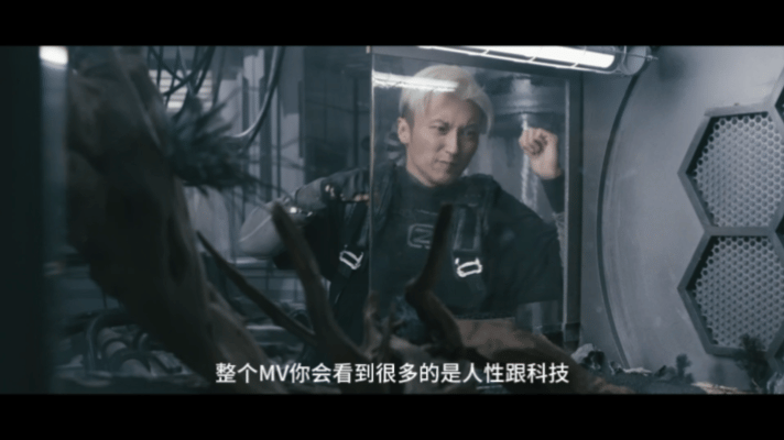 谢霆锋坚持手搓主理人三层楼高的爆破实景，沉浸式弹奏无惧热浪 