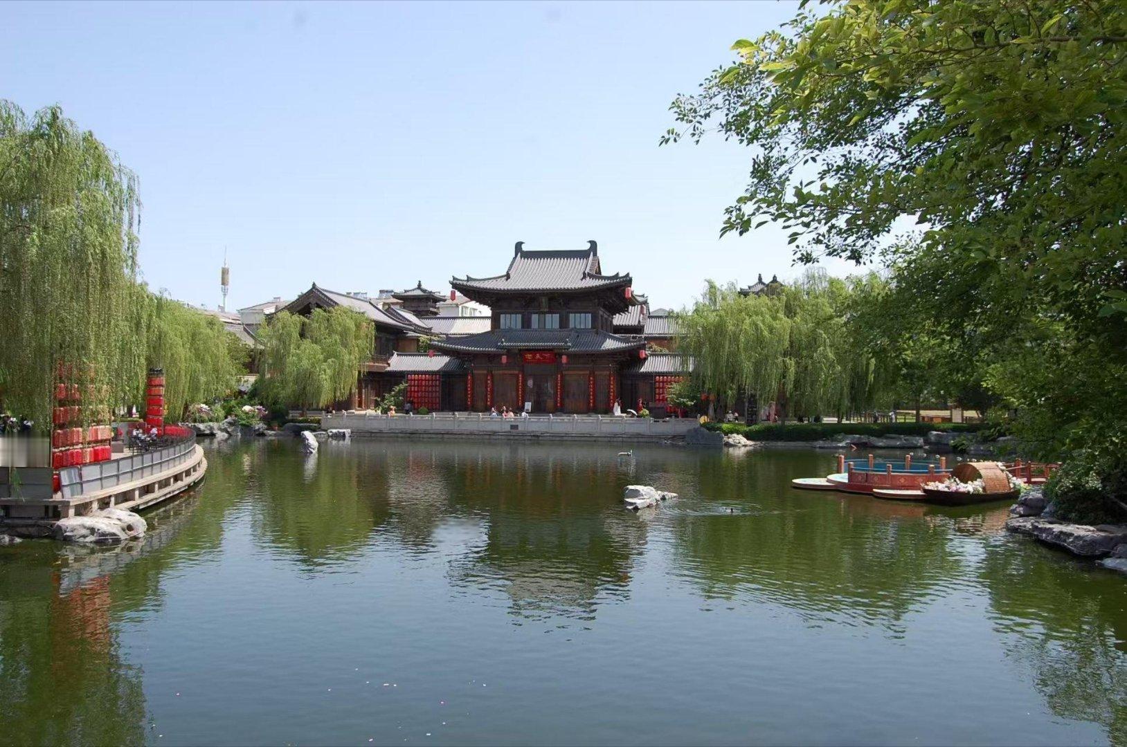 colorwalk偶遇春天我的春色配方 漫步古城老街，青砖黛瓦，流水亭台，满眼皆