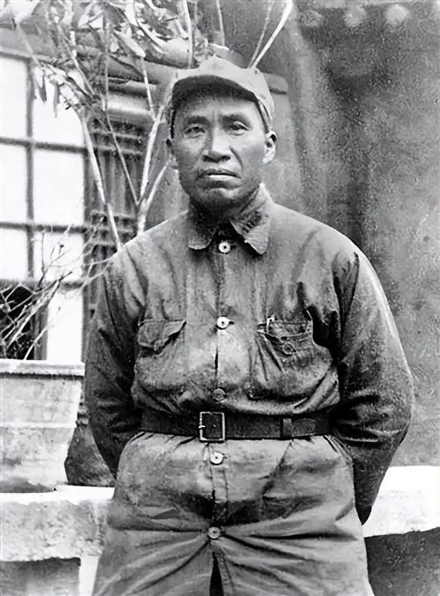 1929年，朱德和妻子在吃饭。突然，敌军踹门而入：“抓住朱德！”妻子灵机一动，抓