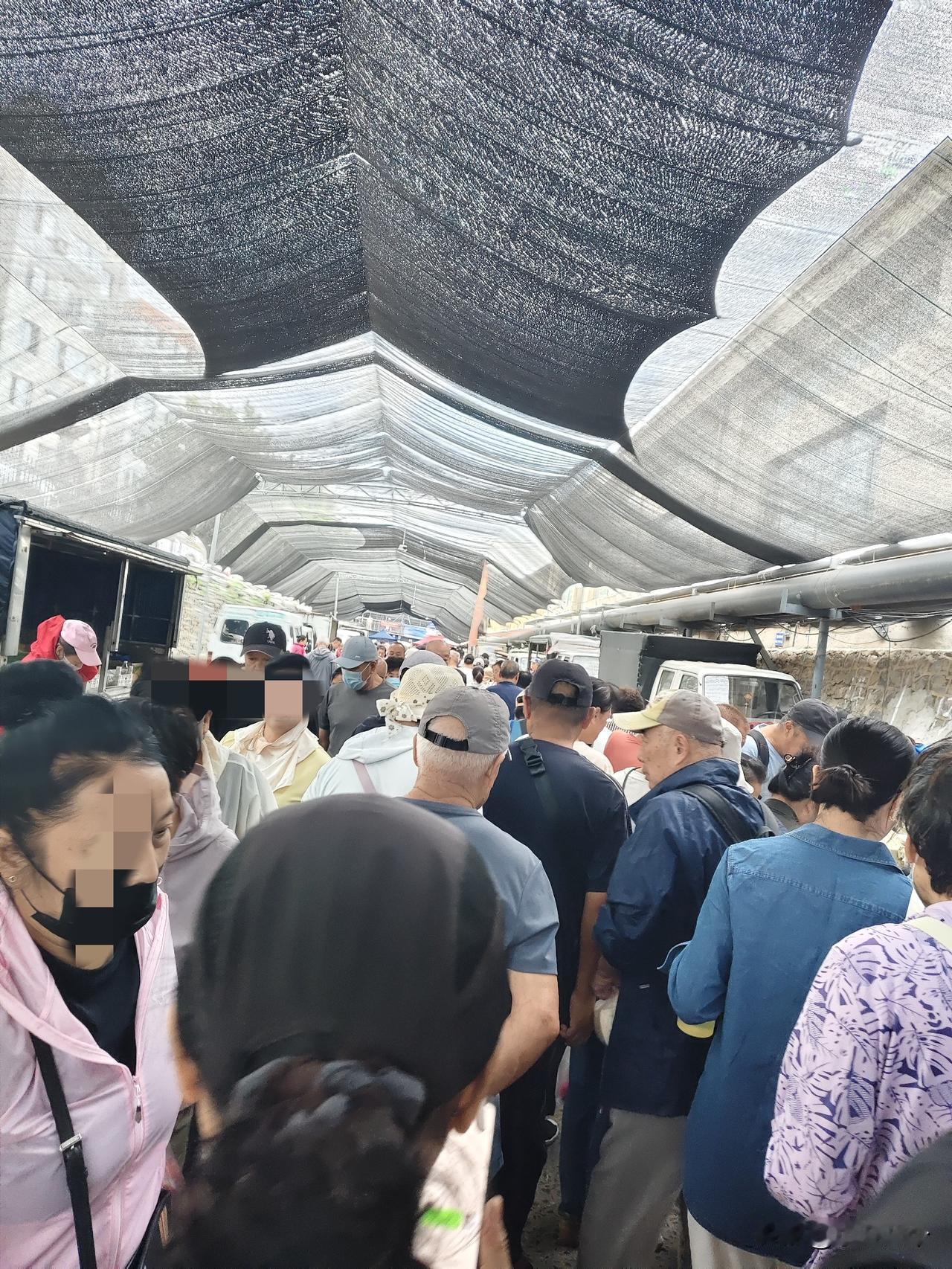 大降温的第一天，寻思半天没敢穿短裤，随便穿个防蚊裤就出来了，寻思家门口买点东西，