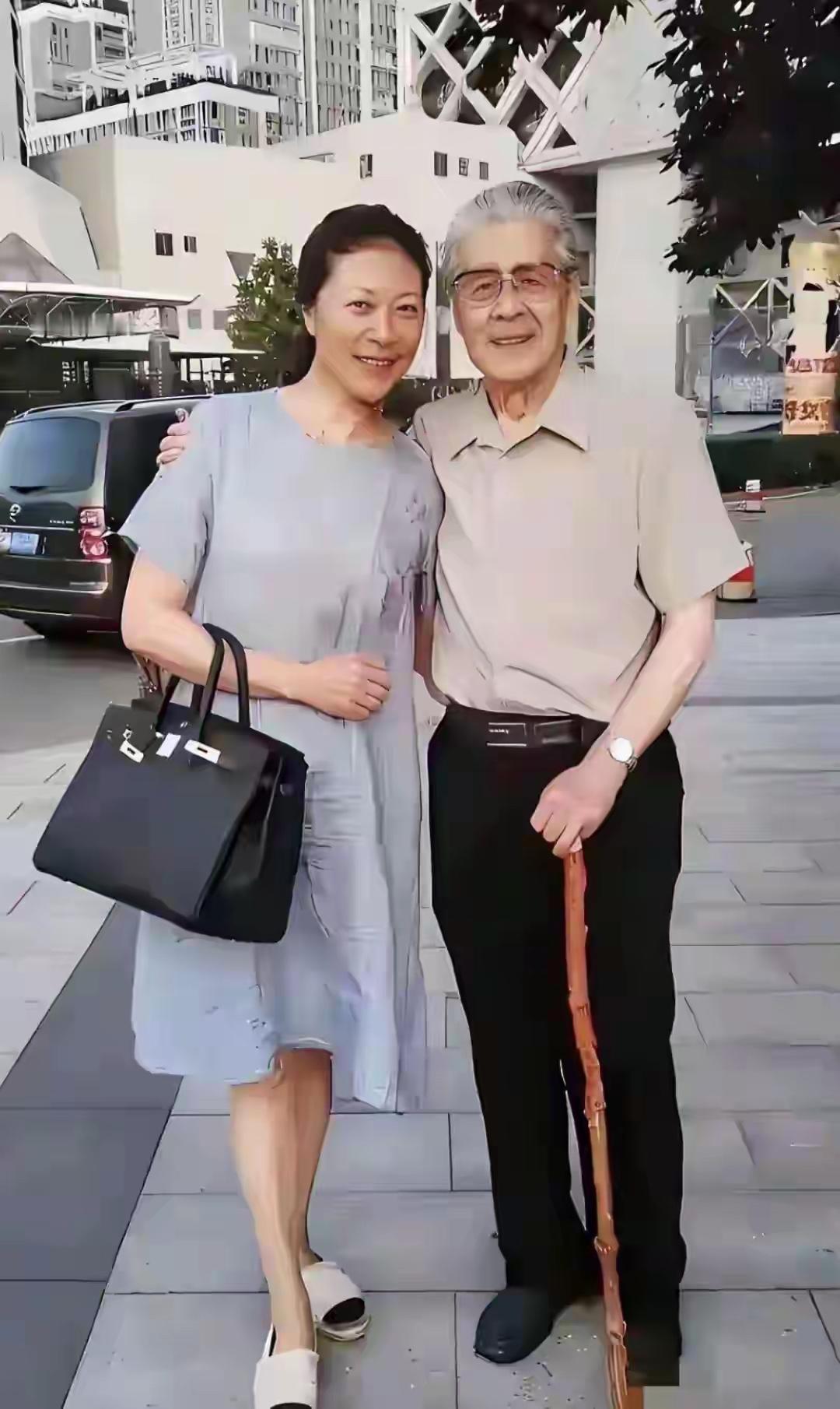 这张照片中，天妒英才，这位老者已经不在人世了，你是否还记得他的名字？