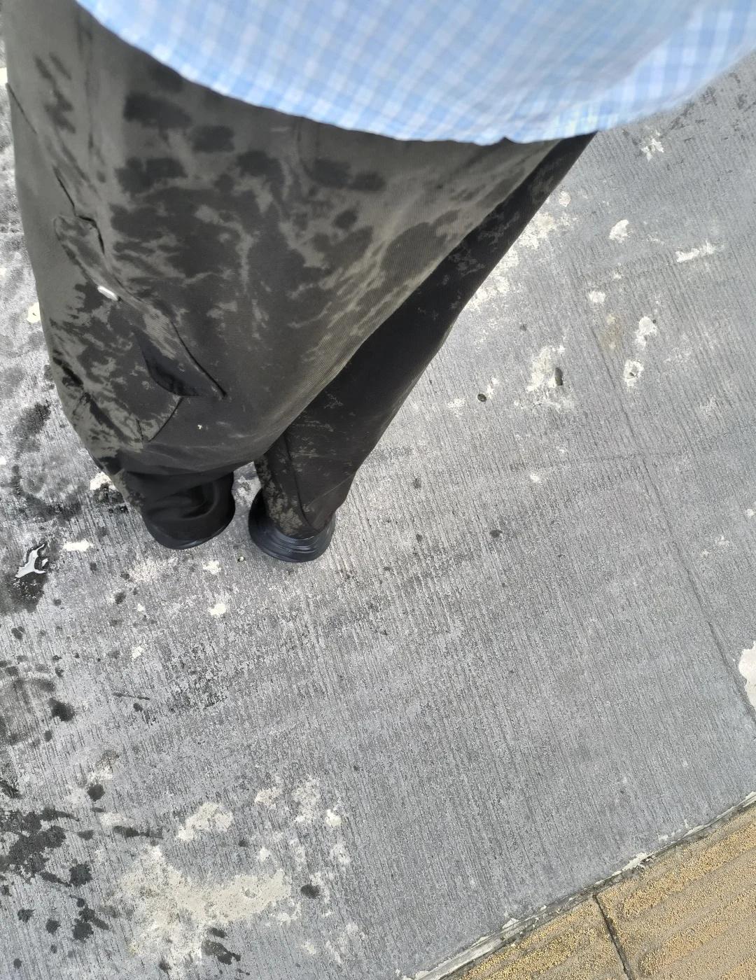 深圳男洒水车员对着我喷水
两次了
第一次我躲开了
第二次洒水车调了头
男洒水车员