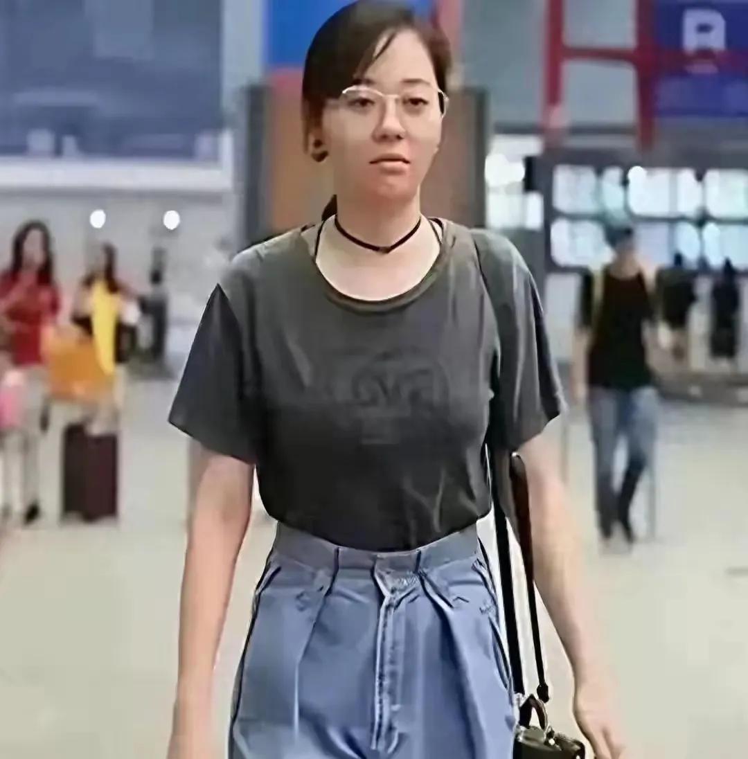 这是那个明星，素颜照也是路人一个，不化妆，不打扮的光鲜亮丽。就是一个普通人。
根