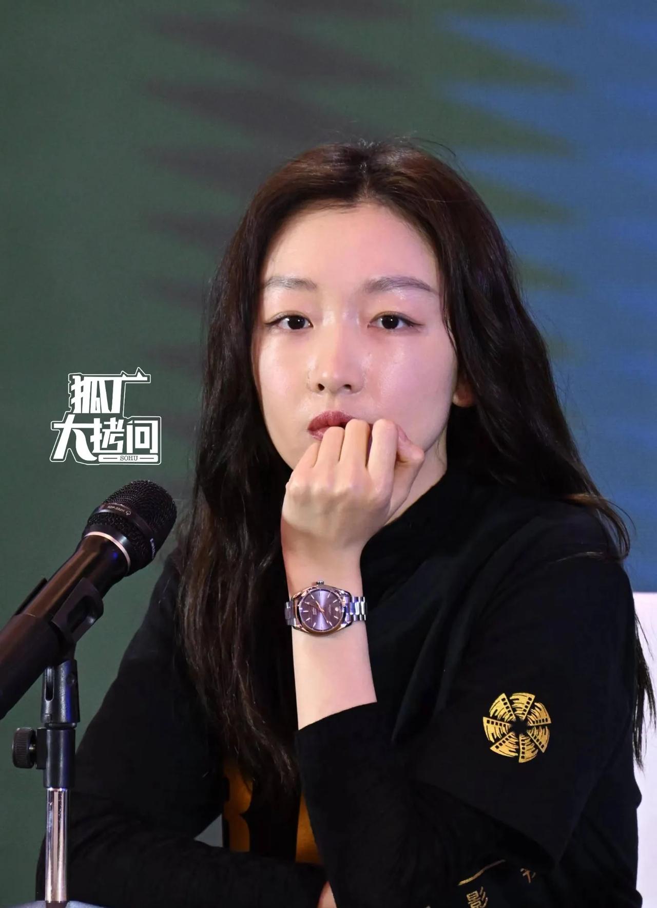 周冬雨这组照片居然罕见得拍出了成熟的女人味，印象中周冬雨是个小个子可爱类型，没想