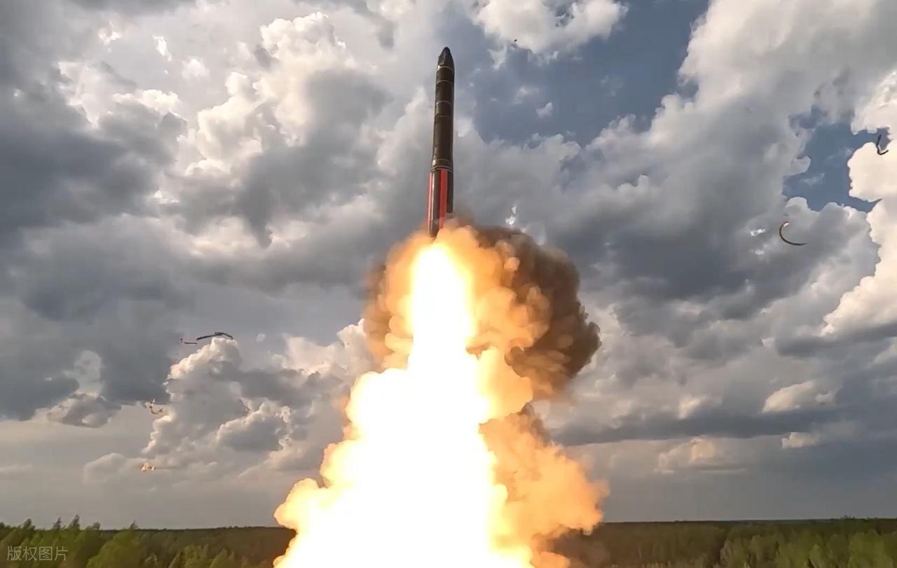 有一件事，冷战结束后全世界庆祝过很多年。
那就是核弹头的数量在减少。
各国政府拍