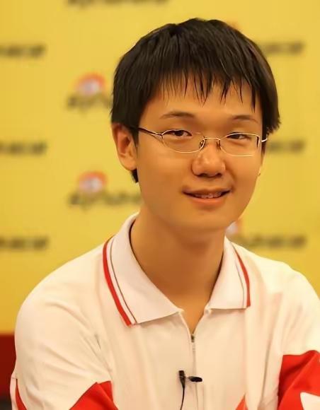 2010年，人大附中的李泰伯火了，不过是被骂火的。高二时他推掉北大数学系保送名额