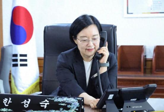李在明这步棋走得真绝啊！放着满朝文武不用，偏偏挑了个女CEO当总理，而且她对华态