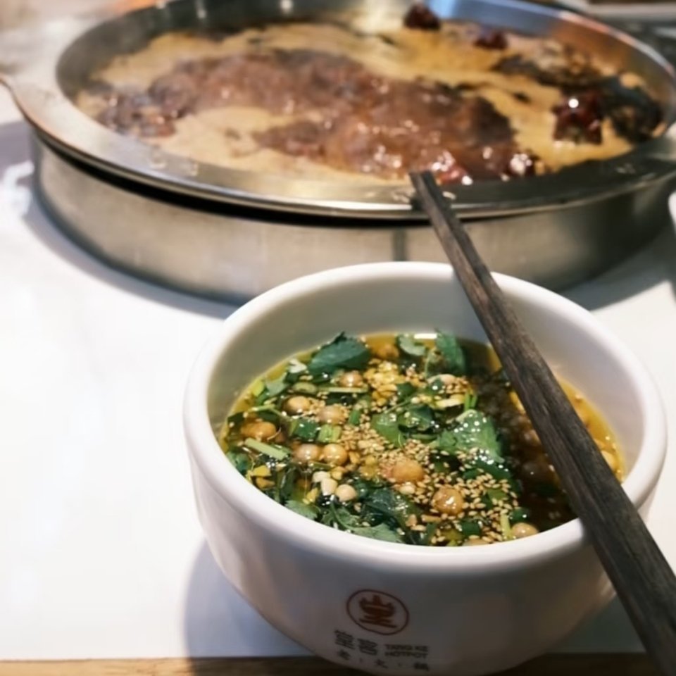 终于知道重庆火锅为啥要吃油碟了之前烫火锅从来没吃过油碟，因为怕油。昨晚第一次吃重