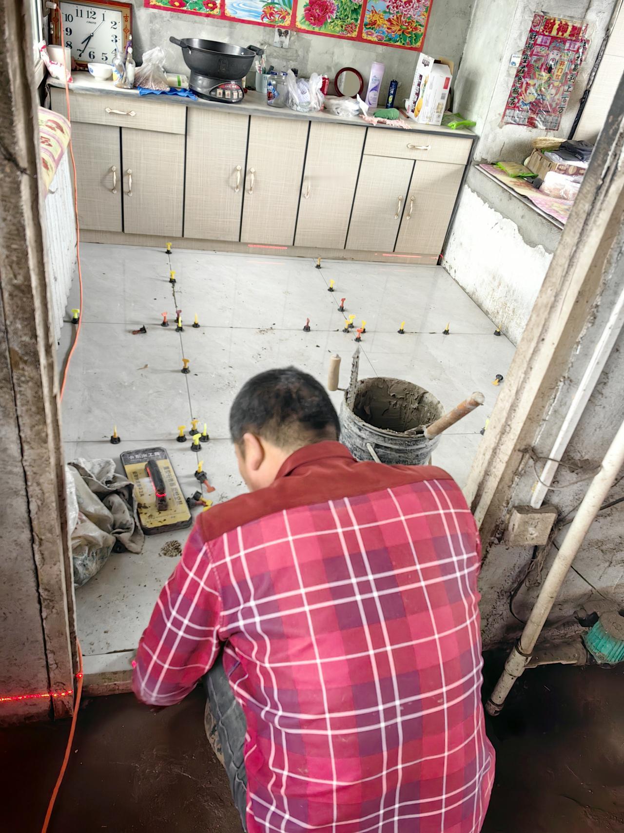 晒图笔记大赛次给村里残疾户改造地面，也是希望能让他们生活更便利。虽然只是小改造，