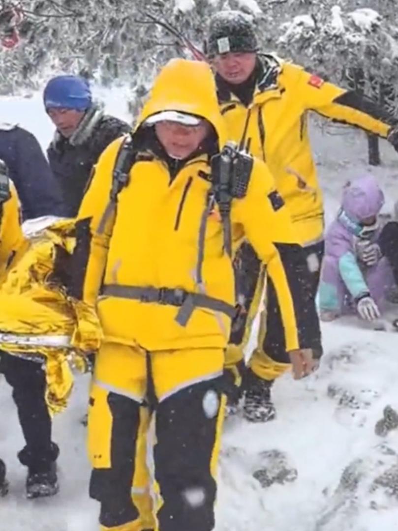 杭州上万人涌去追雪！发生多起车辆打滑事故，有游客被摔骨折