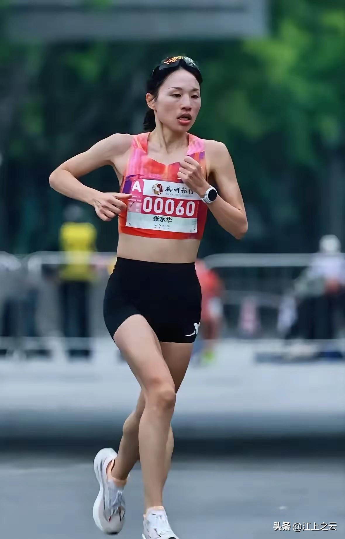 据专家说，每天有氧运动30分钟以上，严格控制饮食，如多吃杂粮、蔬菜，不吃鸡鸭猪牛