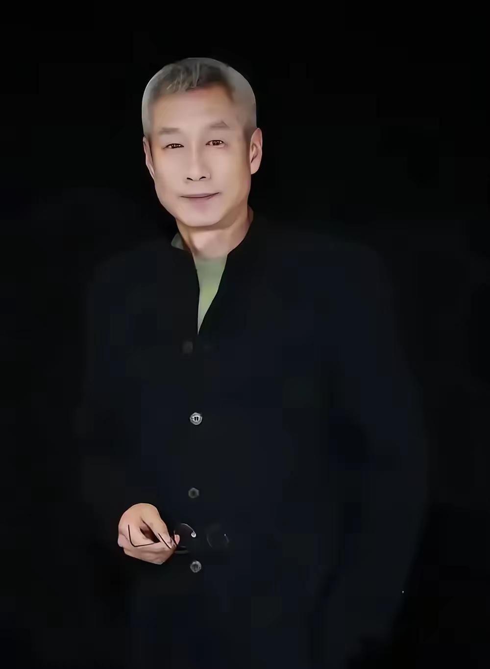 2005年，北京，刘佩琦哥哥病逝，16岁侄子刘伟无人照料，他心一软直接接回家当亲