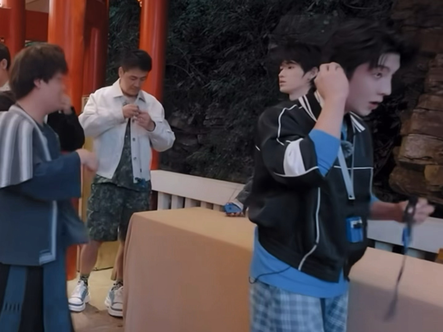 有这样的小嗲精，哥哥当然是什么都依他啦 