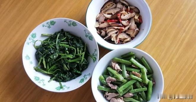 老伴脚还没好呢，就急着上厨房做饭。
看他这样，我真的很着急。
俗话说，伤筋动骨一