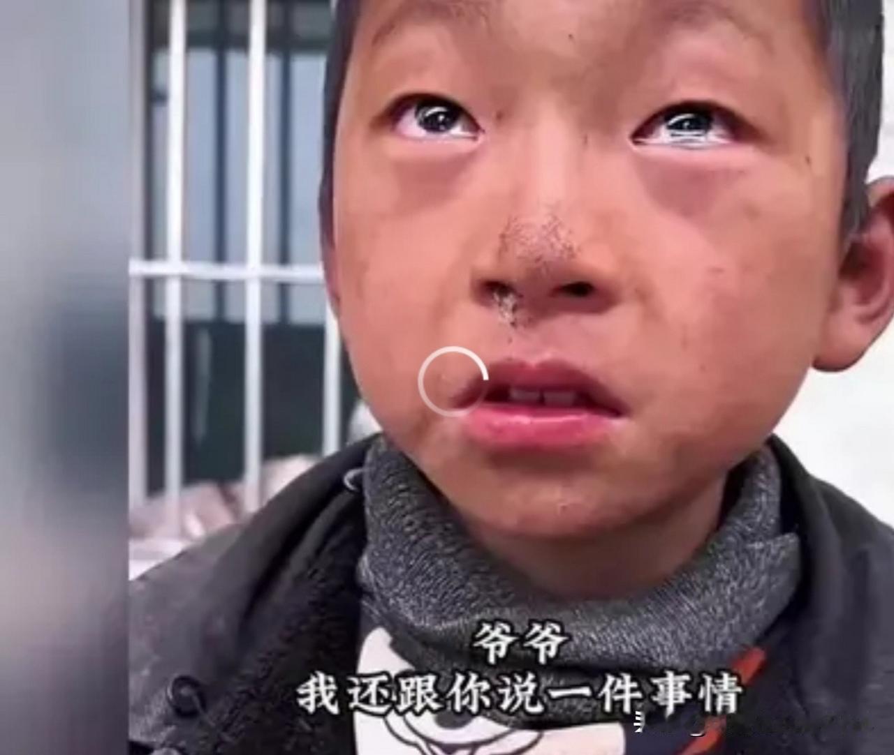 泪目，苦命的娃，妈妈因病去世，爸爸远嫁做上门女婿，自己在学校受欺负了，自己下了学