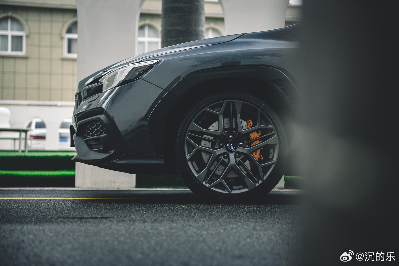 2.4T、6MT、没有GPF、水平对置、全时四驱、金色brembo卡钳+打孔盘、