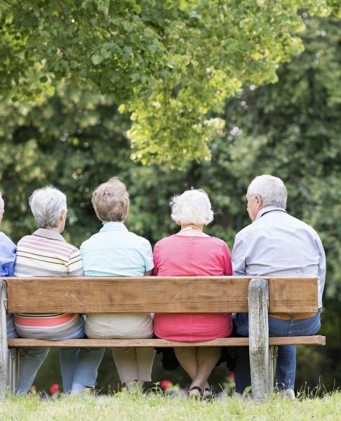 我认为，养老服务人才短缺的原因主要有以下几个方面：
1.  职业吸引力不足
薪酬