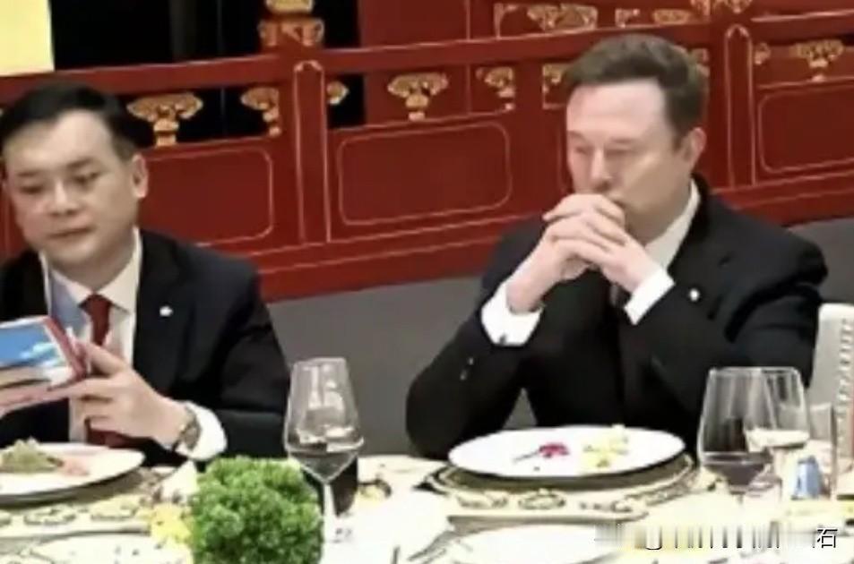 一个有意思的座位安排，
中间是蓝思，这个完全可以理解。
蓝思50%的订单来自于苹