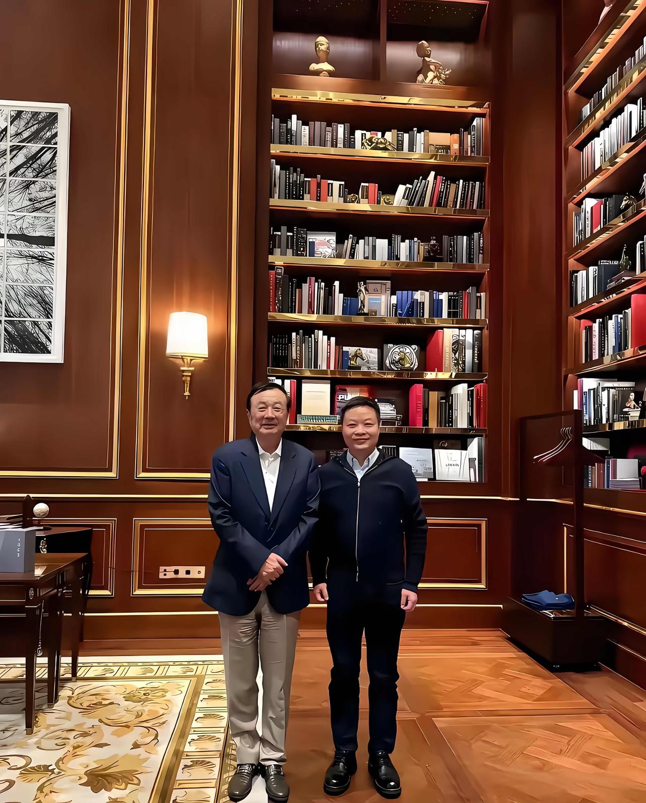 任老与小鹏合影，双手搭在前面，真的好谦虚啊。

小鹏拜访任老，定会受益匪浅，无论