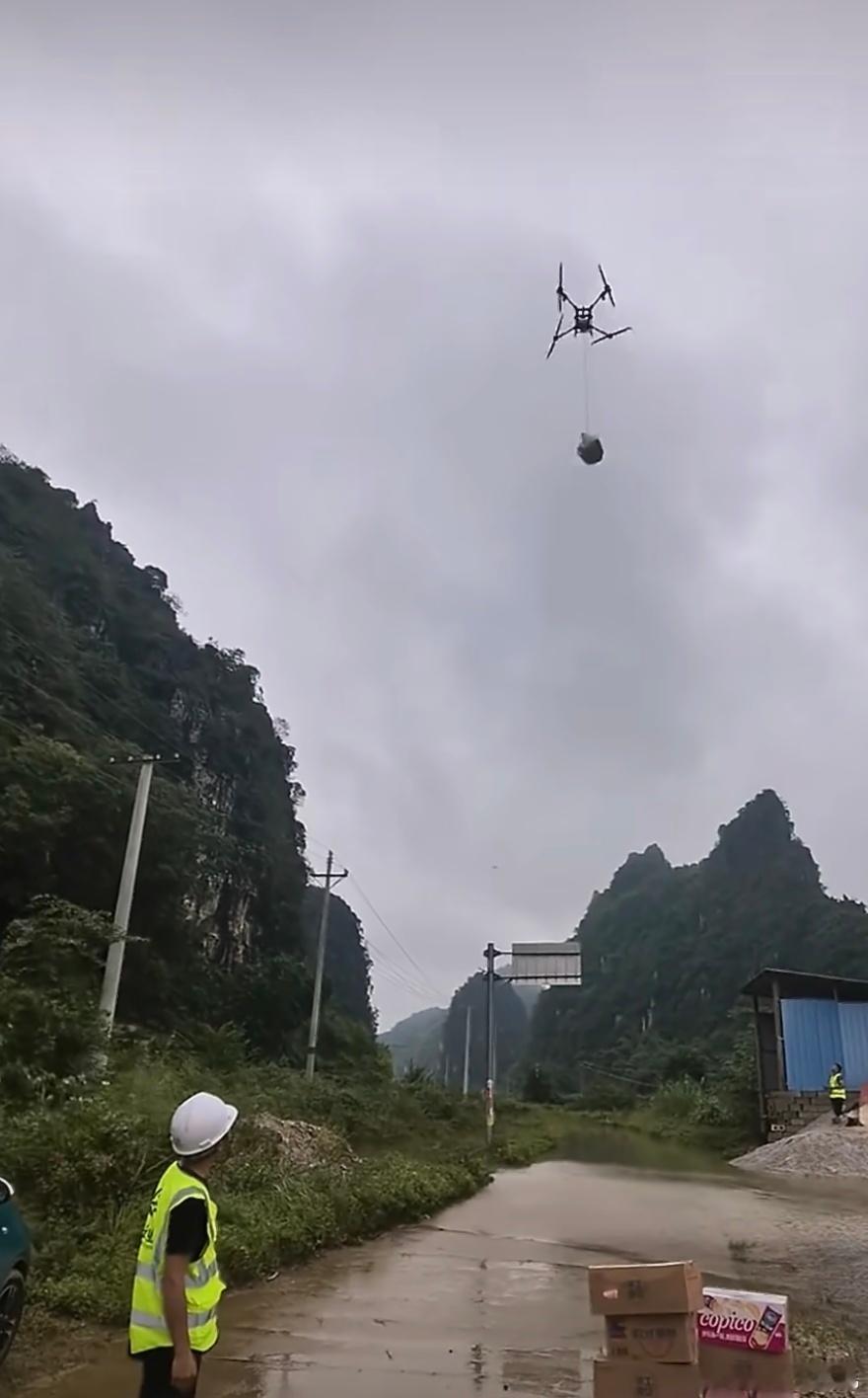 广西救援物资投放多亏无人机无人机在这一刻真的绝了，虽然不允许吊人，但此刻生命放在